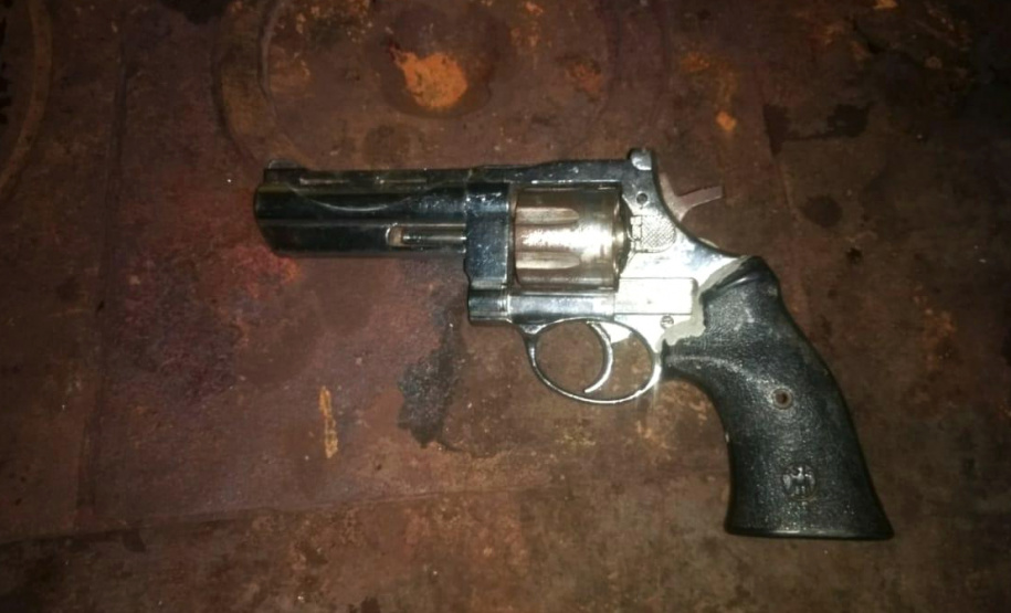 PCPR apreende arma de fogo escondida em fogão à lenha