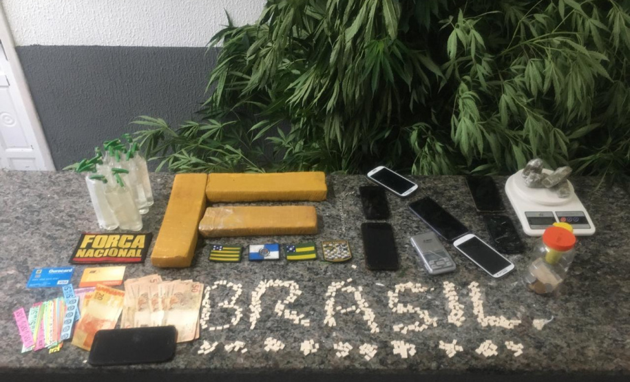 Policiais do projeto-piloto Em Frente Brasil prendem cinco pessoas e apreendem grande quantidade de drogas em São José dos Pinhais, na RMC