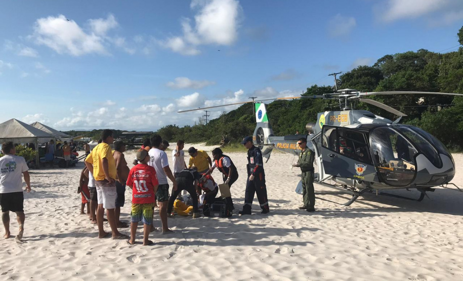 BPMOA resgata mulher na Ilha do Mel (PR) que passou mal durante cruzeiro