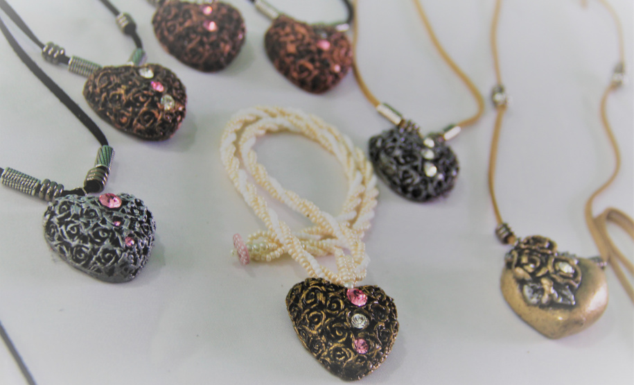 Com peças prontas, presas recebem certificação pelo curso de produção de biojoias