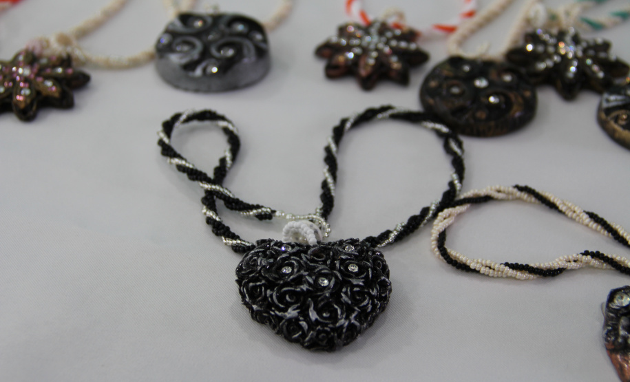 Com peças prontas, presas recebem certificação pelo curso de produção de biojoias