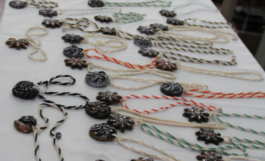 Com peças prontas, presas recebem certificação pelo curso de produção de biojoias