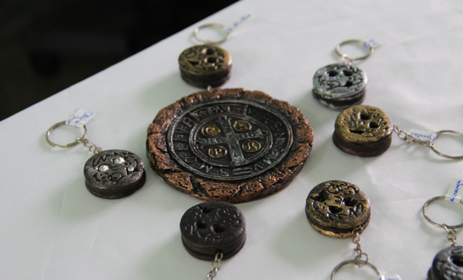 Com peças prontas, presas recebem certificação pelo curso de produção de biojoias