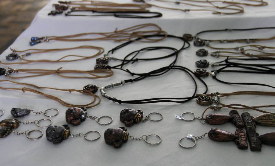 Com peças prontas, presas recebem certificação pelo curso de produção de biojoias