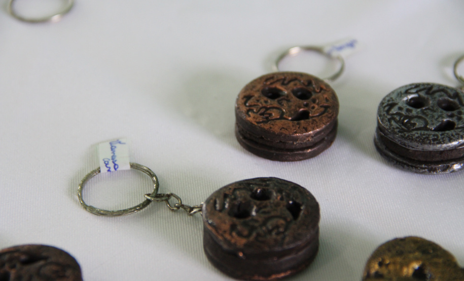 Com peças prontas, presas recebem certificação pelo curso de produção de biojoias