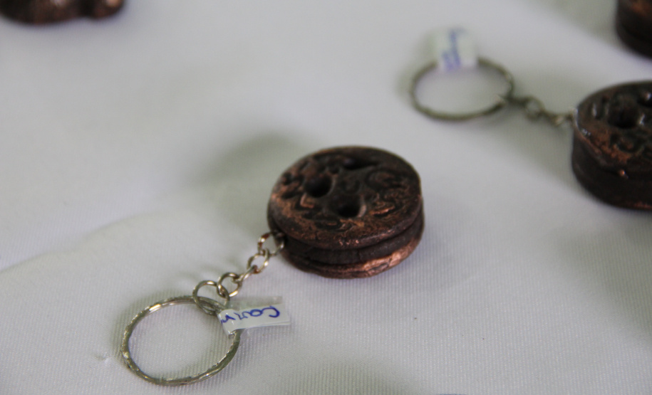 Com peças prontas, presas recebem certificação pelo curso de produção de biojoias