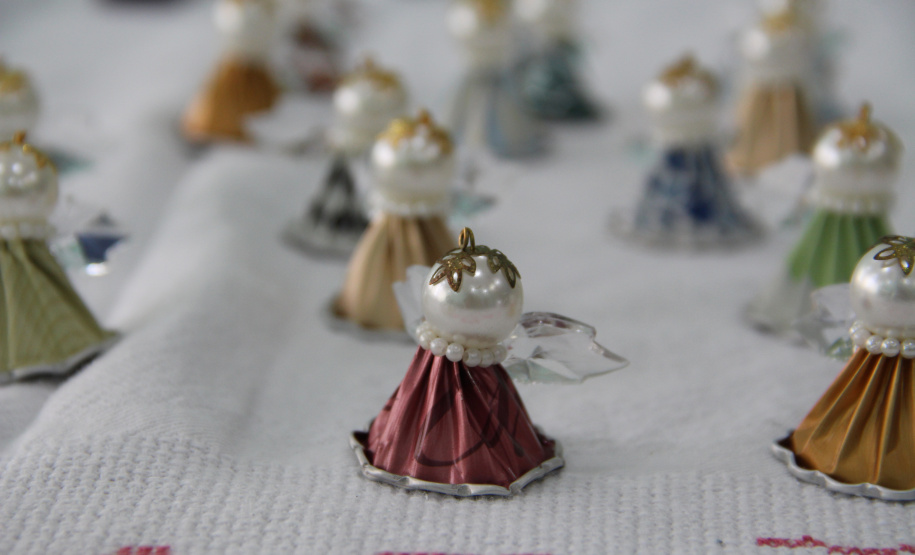 Com peças prontas, presas recebem certificação pelo curso de produção de biojoias