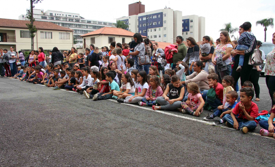 Natal Solidário da PM presenteia mais de 180 crianças com brinquedos, brincadeiras e Papai Noel em Curitiba (PR)