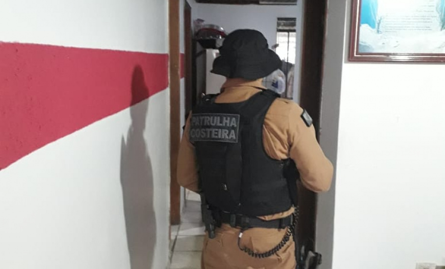 Operação Libertatem resulta na apreensão de duas armas de fogo e quase 200 buchas de cocaína no Litoral do estado