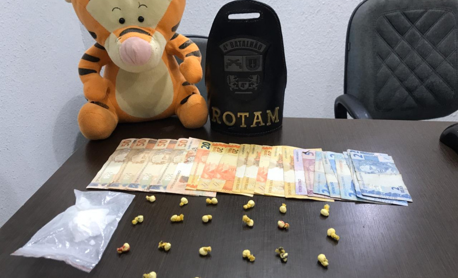 PM de Maringá apreende drogas e encaminha envolvidos à delegacia