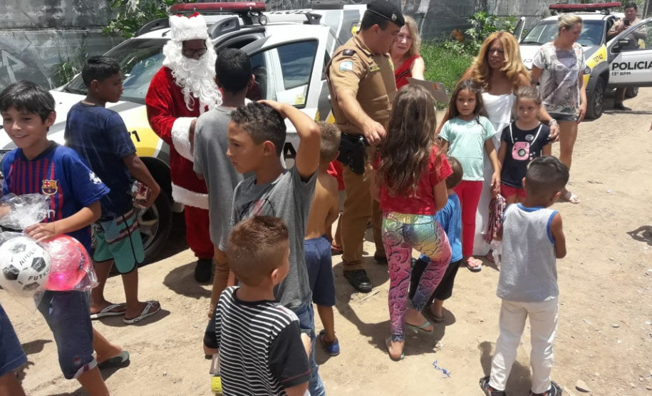 PM arrecada mais de 300 brinquedos e entrega para crianças de diversos bairros de Curitiba