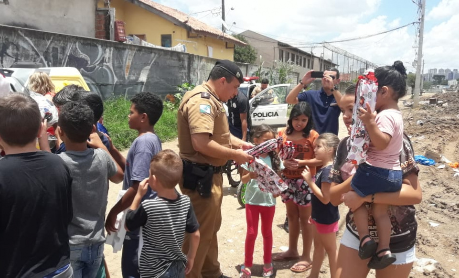 PM arrecada mais de 300 brinquedos e entrega para crianças de diversos bairros de Curitiba