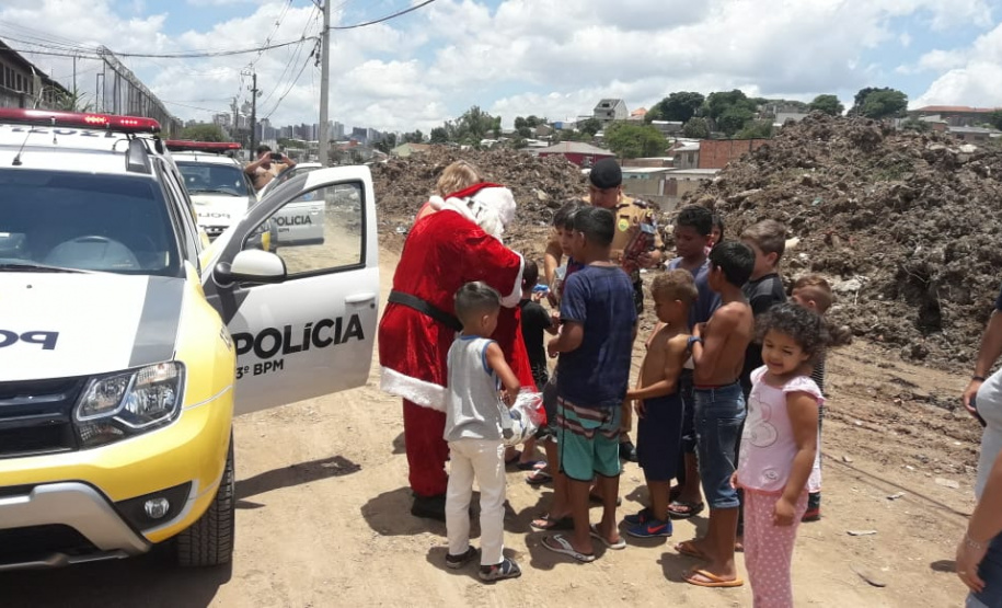 PM arrecada mais de 300 brinquedos e entrega para crianças de diversos bairros de Curitiba