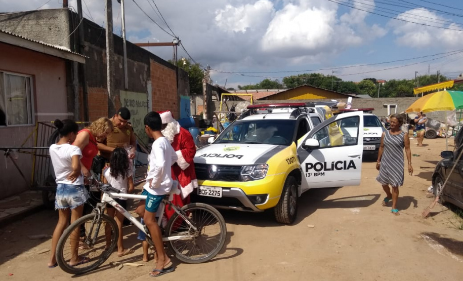 PM arrecada mais de 300 brinquedos e entrega para crianças de diversos bairros de Curitiba