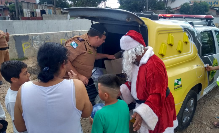 PM arrecada mais de 300 brinquedos e entrega para crianças de diversos bairros de Curitiba
