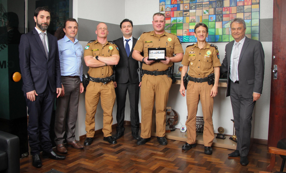 Diretor Administrativo do Condor faz homenagem a soldado que frustrou roubo no estacionamento do Supermercado em Curitiba
