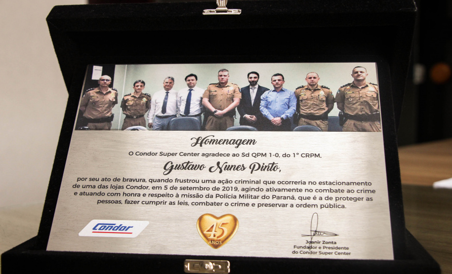 Diretor Administrativo do Condor faz homenagem a soldado que frustrou roubo no estacionamento do Supermercado em Curitiba