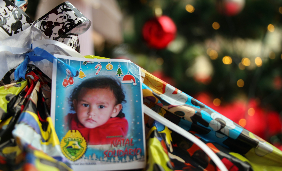 Natal Solidário da PM presenteia mais de 180 crianças com brinquedos, brincadeiras e Papai Noel em Curitiba (PR)