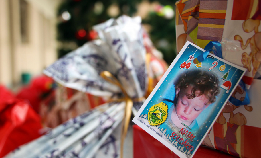 Natal Solidário da PM presenteia mais de 180 crianças com brinquedos, brincadeiras e Papai Noel em Curitiba (PR)