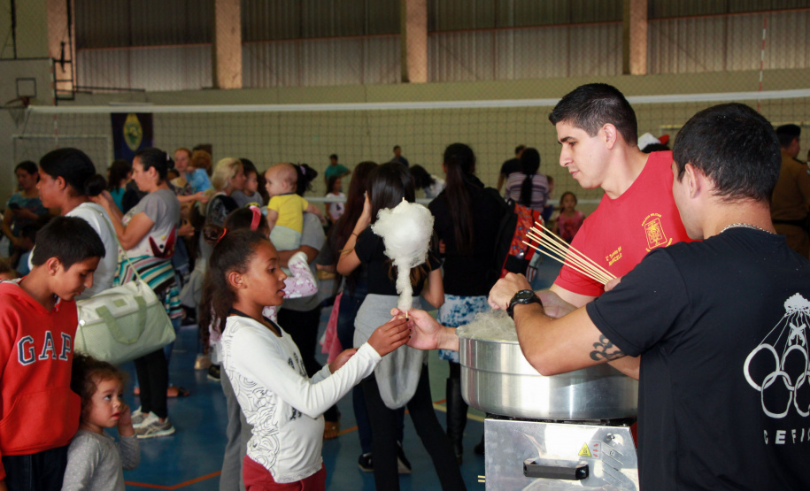 Natal Solidário da PM presenteia mais de 180 crianças com brinquedos, brincadeiras e Papai Noel em Curitiba (PR)