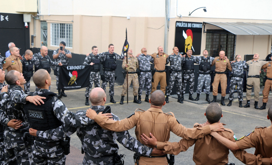 PM forma 35 policiais do Paraná e de Santa Catarina no Curso de Controle de Distúrbios Civis durante solenidade em Curitiba