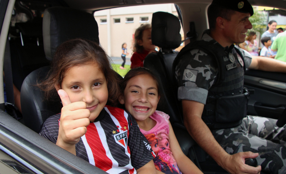 Natal Solidário da PM presenteia mais de 180 crianças com brinquedos, brincadeiras e Papai Noel em Curitiba (PR)