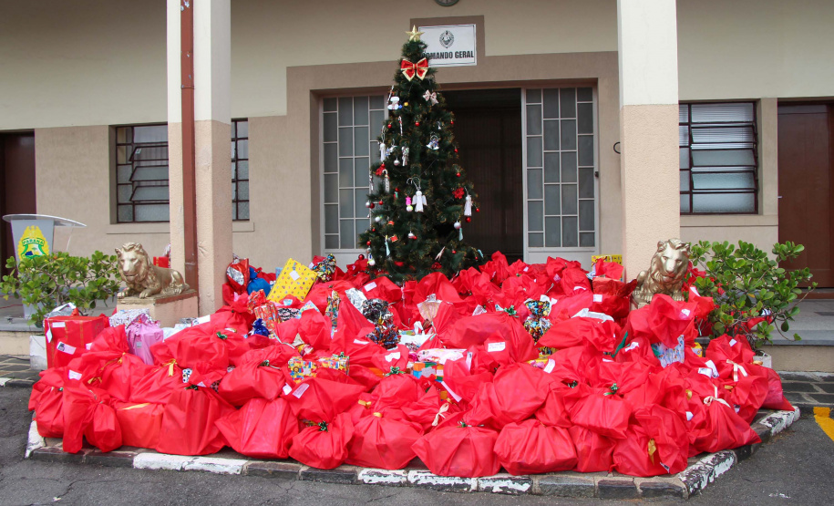 Natal Solidário da PM presenteia mais de 180 crianças com brinquedos, brincadeiras e Papai Noel em Curitiba (PR)
