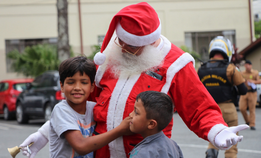 Natal Solidário da PM presenteia mais de 180 crianças com brinquedos, brincadeiras e Papai Noel em Curitiba (PR)