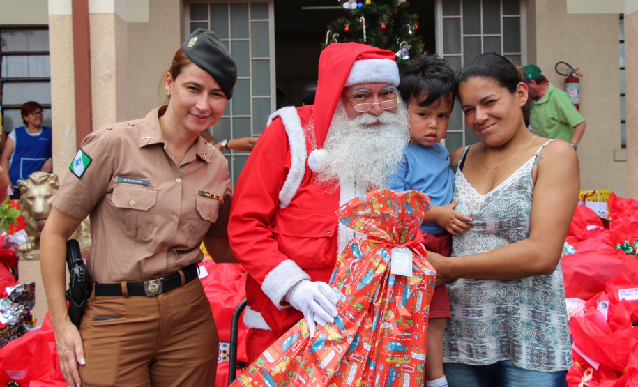 Natal Solidário da PM presenteia mais de 180 crianças com brinquedos, brincadeiras e Papai Noel em Curitiba (PR)