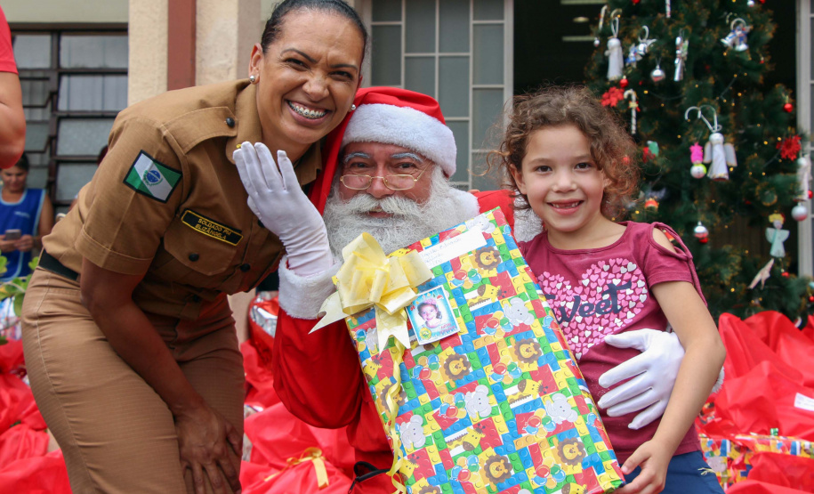 Natal Solidário da PM presenteia mais de 180 crianças com brinquedos, brincadeiras e Papai Noel em Curitiba (PR)