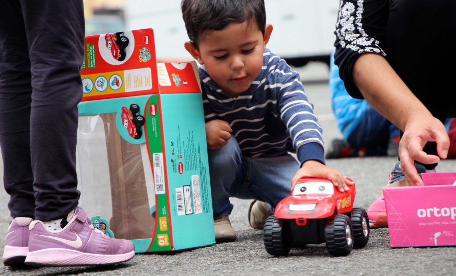 Natal Solidário da PM presenteia mais de 180 crianças com brinquedos, brincadeiras e Papai Noel em Curitiba (PR)