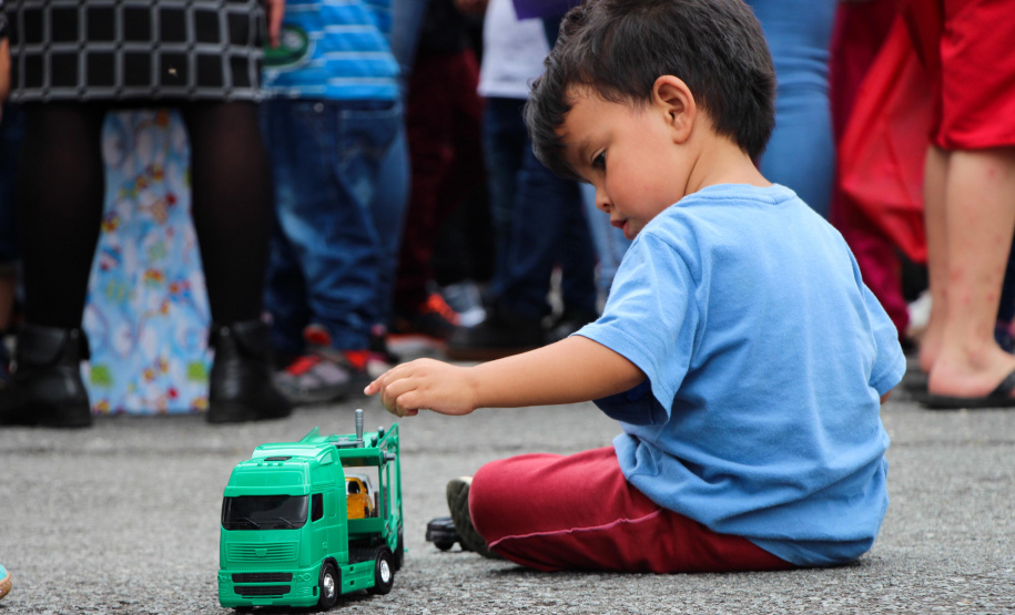 Natal Solidário da PM presenteia mais de 180 crianças com brinquedos, brincadeiras e Papai Noel em Curitiba (PR)