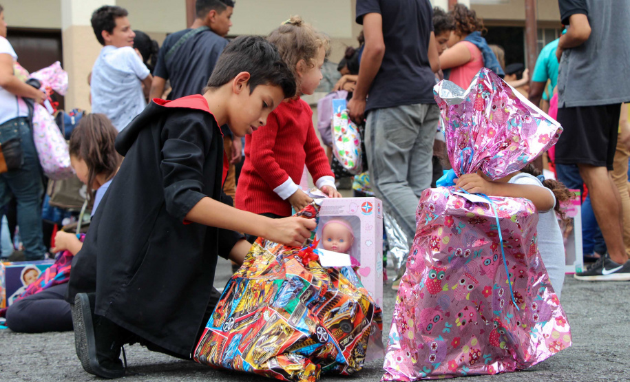 Natal Solidário da PM presenteia mais de 180 crianças com brinquedos, brincadeiras e Papai Noel em Curitiba (PR)