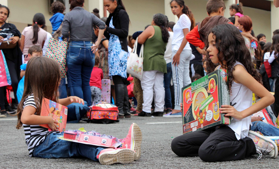 Natal Solidário da PM presenteia mais de 180 crianças com brinquedos, brincadeiras e Papai Noel em Curitiba (PR)