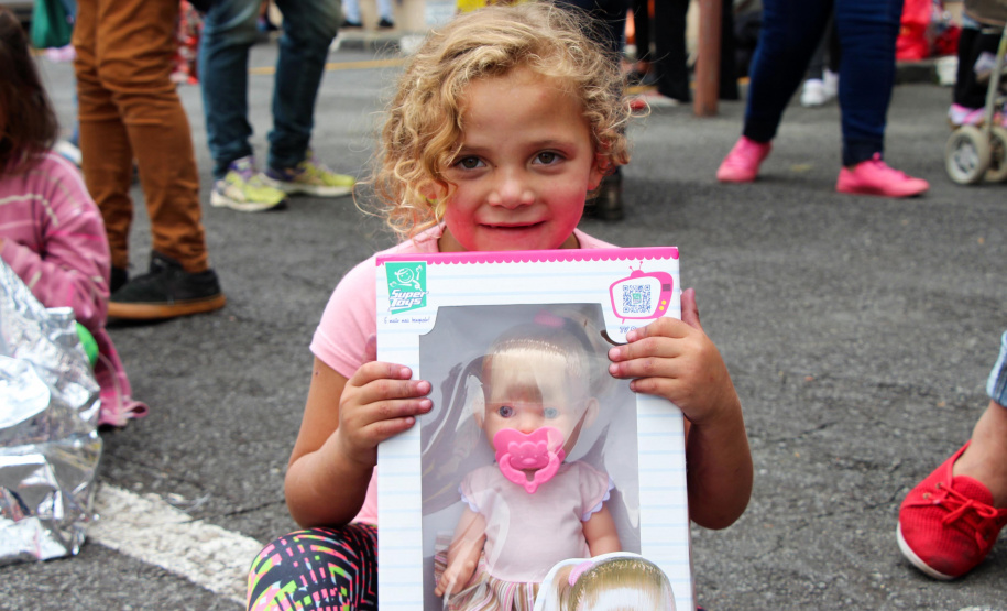 Natal Solidário da PM presenteia mais de 180 crianças com brinquedos, brincadeiras e Papai Noel em Curitiba (PR)