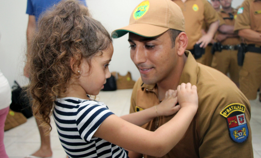 Policiais militares promovidos recebem novas divisas em Matinhos (PR)