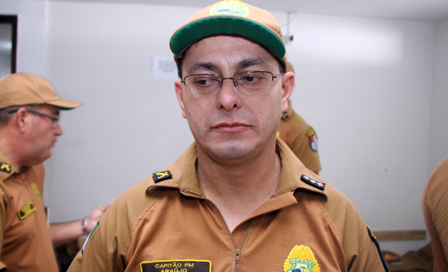 Policiais militares promovidos recebem novas divisas em Matinhos (PR)