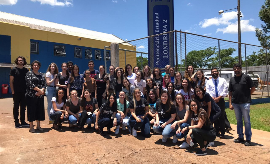 Estudantes visitam unidades de Londrina e doam livros ao Depen