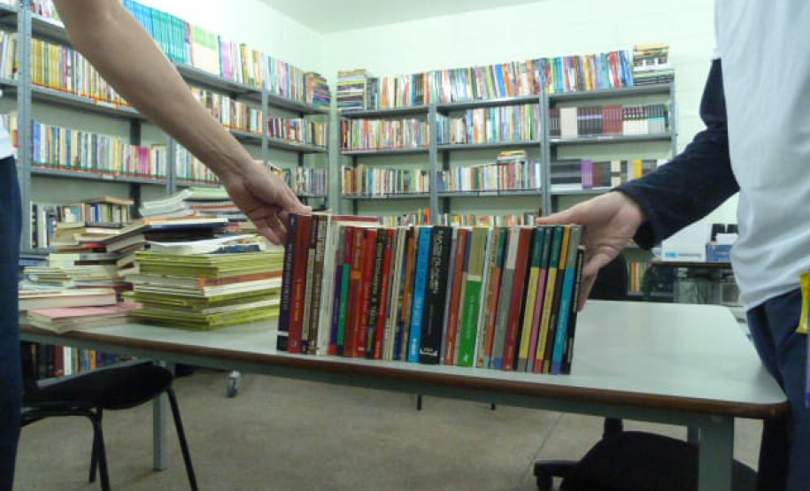 Estudantes visitam unidades de Londrina e doam livros ao Depen