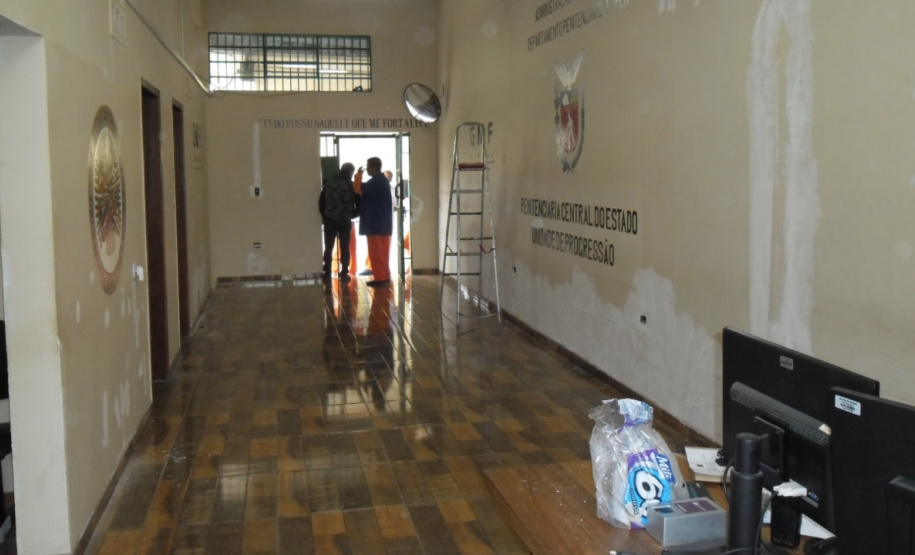 O Departamento Penitenciário do Paraná (Depen) assinou dois convênios com empresas privadas para empregar 36 detentos da Penitenciária Central do Estado – Unidade de Progressão (PCE-UP), localizada em Piraquara, na Região Metropolitana de Curitiba (RMC). Há cerca de um mês, tapetes higiênicos para cães e capachos estão sendo fabricados com mão de obra carcerária. A unidade também recebeu diversas melhorias estruturais, como pavimentação e novos espaços construídos pelos detentos.