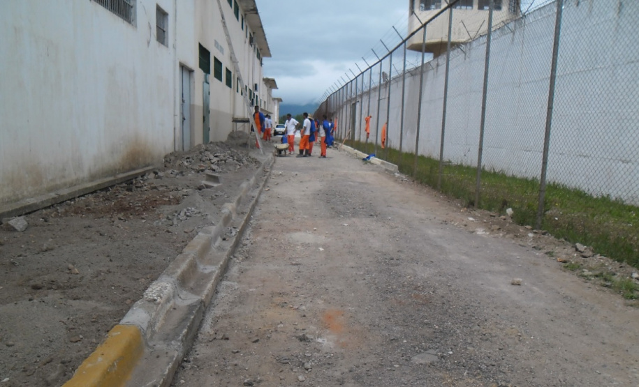 O Departamento Penitenciário do Paraná (Depen) assinou dois convênios com empresas privadas para empregar 36 detentos da Penitenciária Central do Estado – Unidade de Progressão (PCE-UP), localizada em Piraquara, na Região Metropolitana de Curitiba (RMC). Há cerca de um mês, tapetes higiênicos para cães e capachos estão sendo fabricados com mão de obra carcerária. A unidade também recebeu diversas melhorias estruturais, como pavimentação e novos espaços construídos pelos detentos.