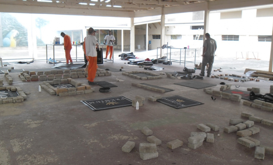 O Departamento Penitenciário do Paraná (Depen) assinou dois convênios com empresas privadas para empregar 36 detentos da Penitenciária Central do Estado – Unidade de Progressão (PCE-UP), localizada em Piraquara, na Região Metropolitana de Curitiba (RMC). Há cerca de um mês, tapetes higiênicos para cães e capachos estão sendo fabricados com mão de obra carcerária. A unidade também recebeu diversas melhorias estruturais, como pavimentação e novos espaços construídos pelos detentos.