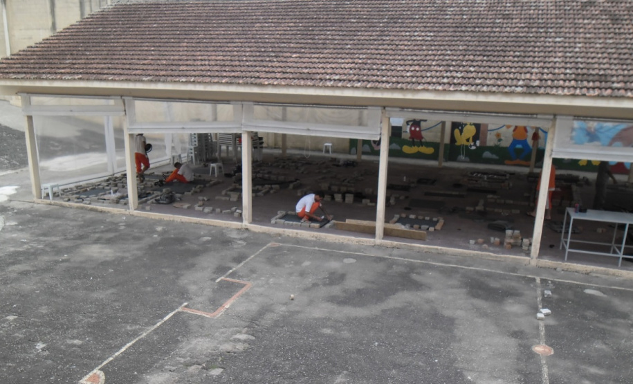 O Departamento Penitenciário do Paraná (Depen) assinou dois convênios com empresas privadas para empregar 36 detentos da Penitenciária Central do Estado – Unidade de Progressão (PCE-UP), localizada em Piraquara, na Região Metropolitana de Curitiba (RMC). Há cerca de um mês, tapetes higiênicos para cães e capachos estão sendo fabricados com mão de obra carcerária. A unidade também recebeu diversas melhorias estruturais, como pavimentação e novos espaços construídos pelos detentos.