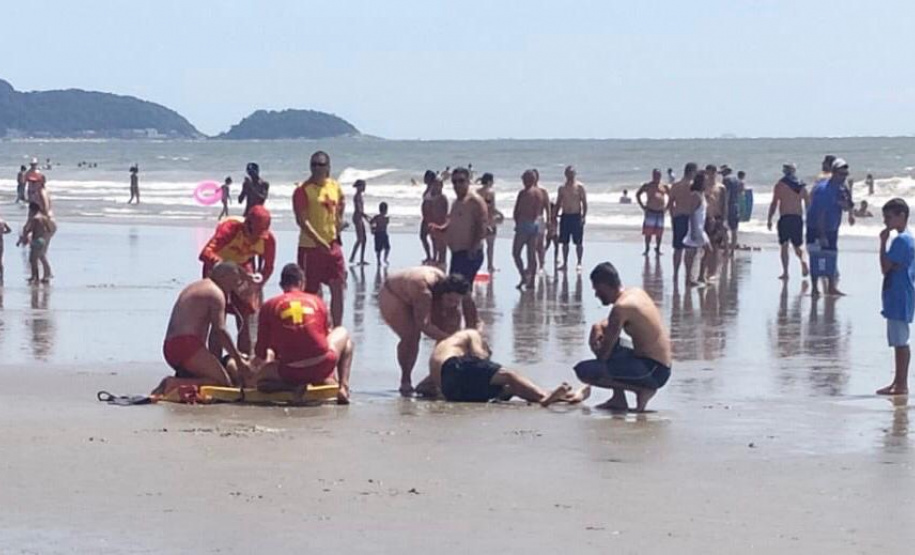 Bombeiros e tripulação do BPMOA salvam três pessoas que se afogaram em Guaratuba (PR)