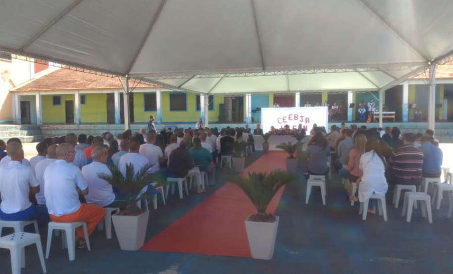 Penitenciária Industrial de Cascavel inaugura telecentro, forma estudantes e lança livro de poesias