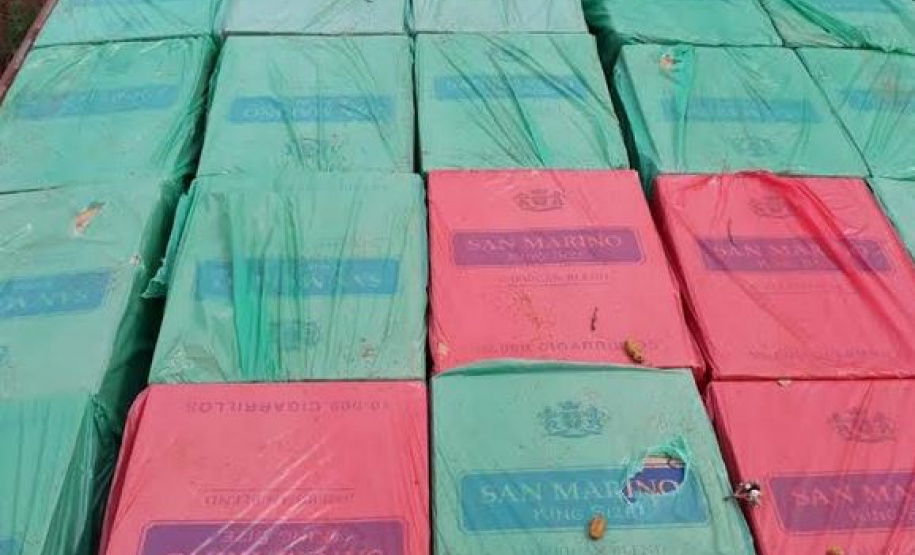 BPFron apreende embarcação carregada com 30 mil pacotes de cigarros em Foz do Iguaçu, no Oeste do estado