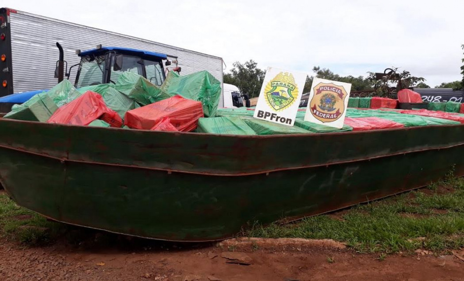 BPFron apreende embarcação carregada com 30 mil pacotes de cigarros em Foz do Iguaçu, no Oeste do estado