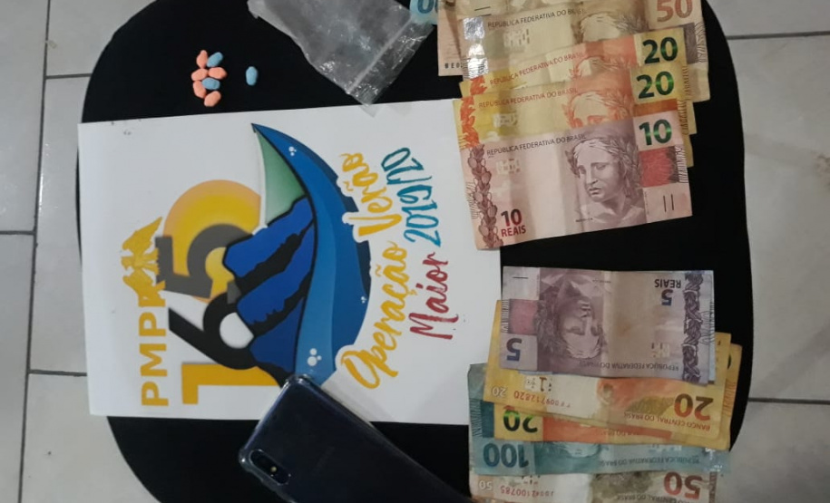 PM encaminha dois rapazes e apreende droga e dinheiro em Pontal do Paraná (PR)