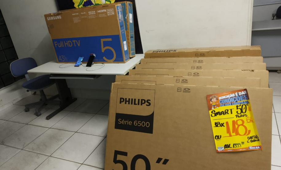 Rápida ação da PM resulta na prisão de um homem e na recuperação de eletrônicos furtados em loja do Hauer, em Curitiba