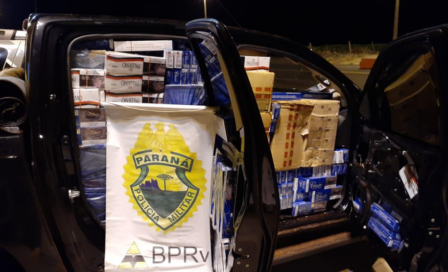 Cerca de 20 mil maços de cigarros contrabandeados são apreendidos pela Polícia Rodoviária, em Cascavel (PR)